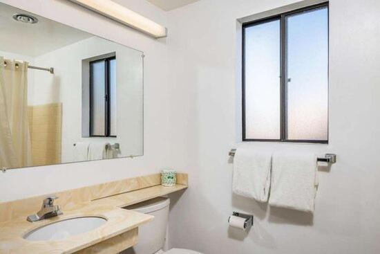توسن Econo Lodge University المظهر الخارجي الصورة