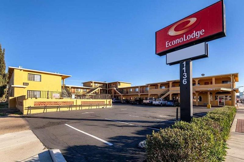 توسن Econo Lodge University المظهر الخارجي الصورة
