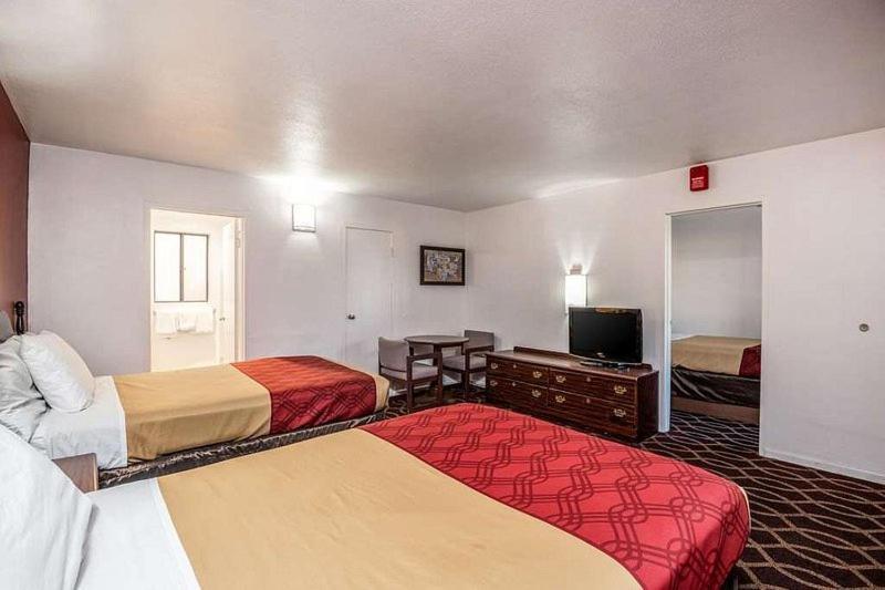 توسن Econo Lodge University المظهر الخارجي الصورة